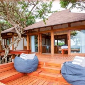 Терраса с креслами-мешками у коттеджа Aloha 15 Cottage, Ponta Mamoli, Мозамбик