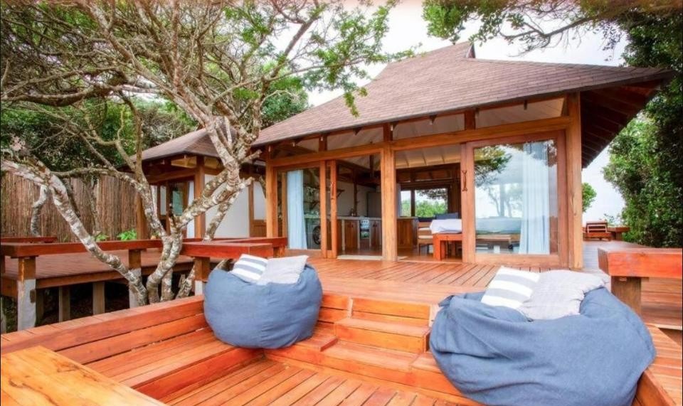 Deck mit Sitzsäcken am Selbstversorger-Cottage Aloha 15 Cottage, Ponta Mamoli, Mosambik