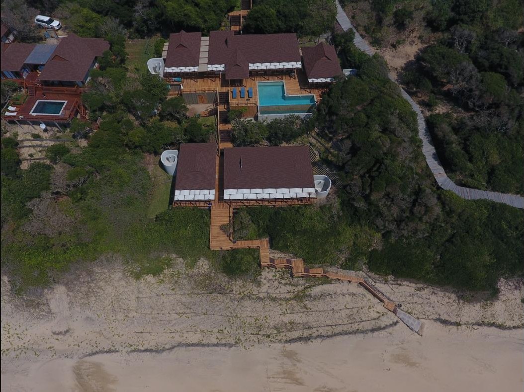 Vue aérienne de la maison en gestion libre Aloha 16, à Ponta Mamoli (Mozambique), avec la maison, la terrasse et la piscine