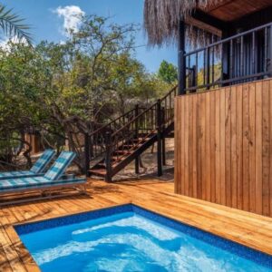 Anantara Bazaruto Island Resort的别墅浸泡池与木质露台