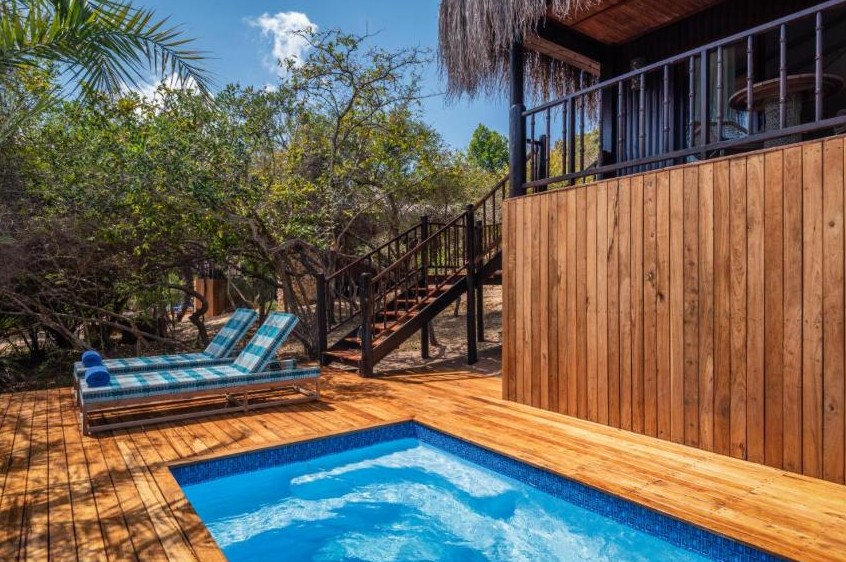 Anantara Bazaruto Island Resort的别墅浸泡池与木质露台