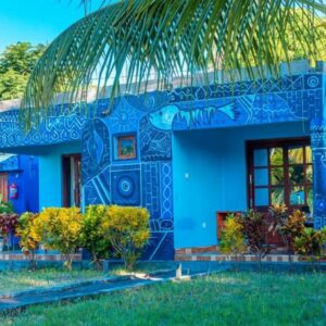 Домик, выкрашенный в синий цвет, в Ayira Casa Azul, Виланкулу