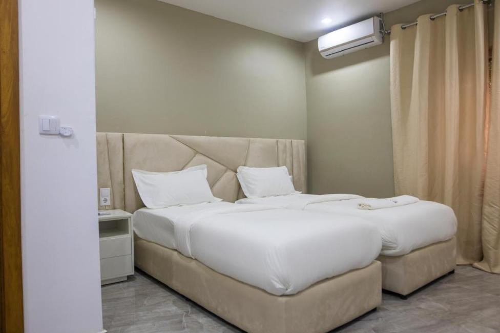 楠普拉Aylane Aparth Hotel的双床客房