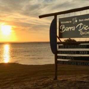 莫桑比克巴拉半岛尖端，日落时分的Barra Dica Resort欢迎标牌