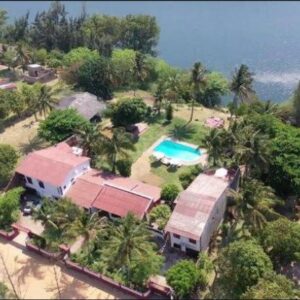 Вид с воздуха на Bilene Dream House 1: бассейн, сад и вид на озеро, Bairro Mahungo, Vila Praia do Bilene, Мозамбик.