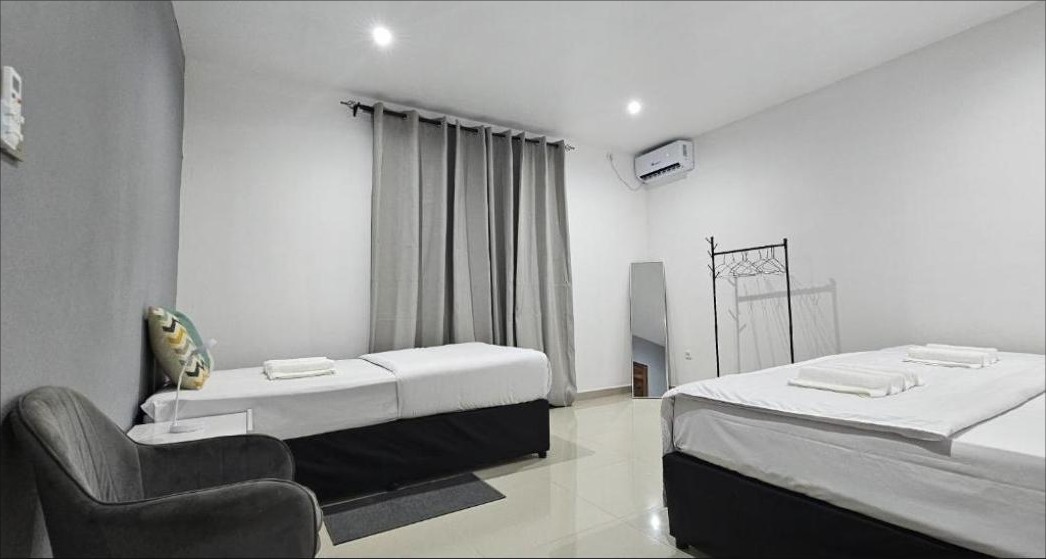 Chambre à lits jumeaux climatisée à Bilene Harmony Home, arrêt de bus de Bilene, Vila Praia do Bilene, Mozambique.