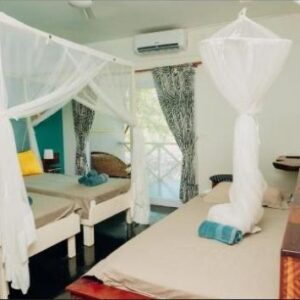 Спальня Boa Gente Lodge с москитными сетками и двумя односпальными кроватями, Marginal, Bairro Central, Виланкулу, Мозамбик
