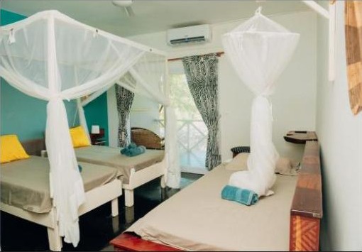 Chambre de Boa Gente Lodge avec moustiquaires et lits jumeaux, Marginal, Bairro Central, Vilanculos, Mozambique