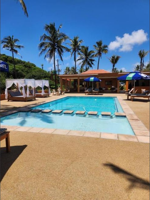 Poolbereich mit Palmen und überdachten Liegen, Cabana Beach Lodge, Rua Cabana Beach, Cabo Conguiane, nahe Tofo, Mosambik