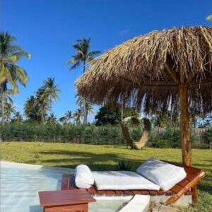 Зона отдыха у бассейна Casa Bali Tofo с соломенным навесом, Tofo Tofo, Praia do Tofo, Мозамбик