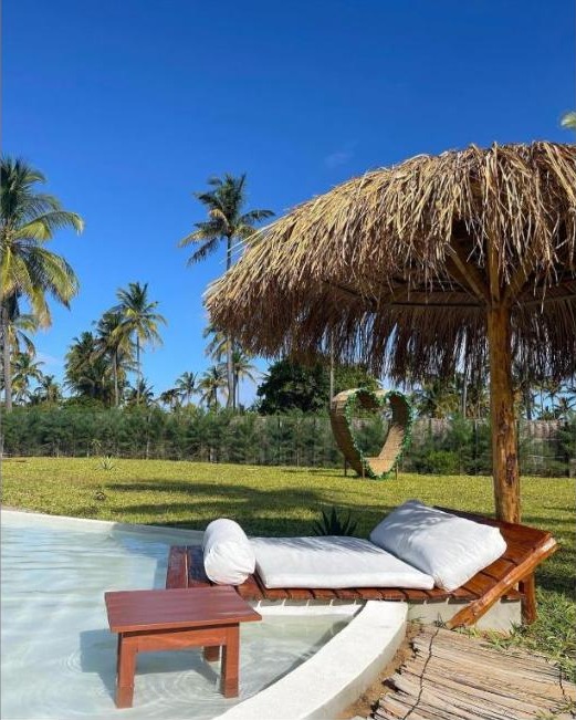 Casa Bali Tofo: Liegebereich am Pool mit strohgedecktem Sonnenschutz, Tofo Tofo, Praia do Tofo, Mosambik