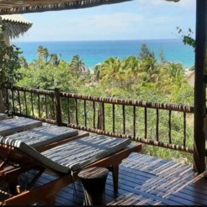 Casa Bonita: deck da casa de férias à beira-mar com espreguiçadeiras e vista para o mar, Barra, Inhambane, Moçambique