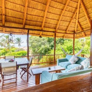 Лаунж на веранде под соломенной крышей и обеденная терраса, Casa Cabana Beach Resort, Виланкулу