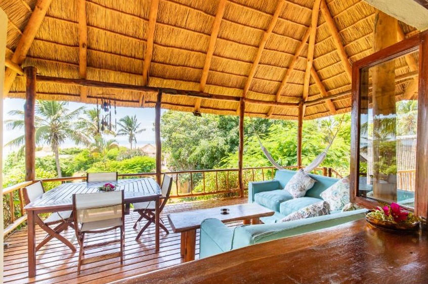 Лаунж на веранде под соломенной крышей и обеденная терраса, Casa Cabana Beach Resort, Виланкулу