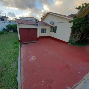Вид снаружи на апартаменты с кухней Casa Caramba: сад и подъездная дорожка, Bairro Josina Machel, Praia do Tofo, Мозамбик