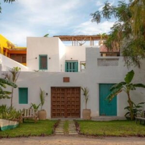 Weiß getünchte Fassade und Garten von Casa da Lua, Ilha de Moçambique