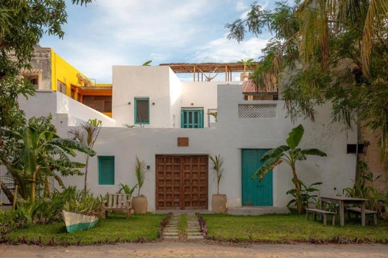 Esterno imbiancato a calce e giardino di Casa da Lua, Ilha de Moçambique
