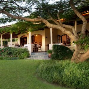 Сад и крытая обеденная веранда в Casa Rex Lodge, Виланкулу