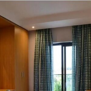 Quarto com janela e cortinados no City Lodge Hotel Maputo