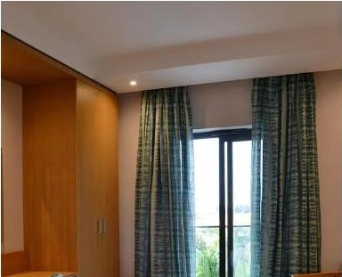 Chambre avec fenêtre et rideaux à City Lodge Hotel Maputo