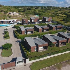 Luftaufnahme der Villenanlage Condominio Veloso am Strand mit Pool, Fernao Veloso, Nacala, Mosambik
