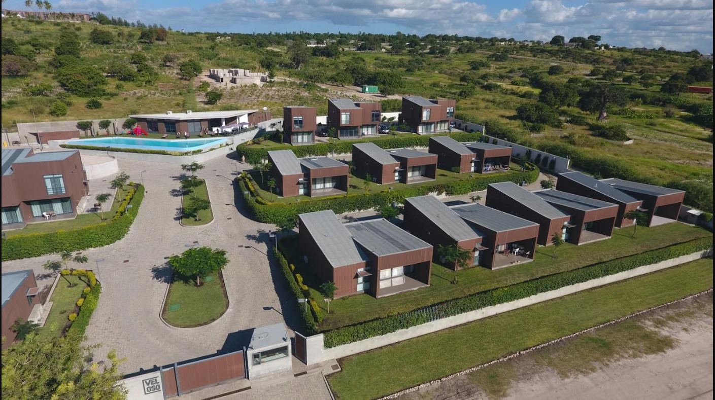 Luftaufnahme der Villenanlage Condominio Veloso am Strand mit Pool, Fernao Veloso, Nacala, Mosambik