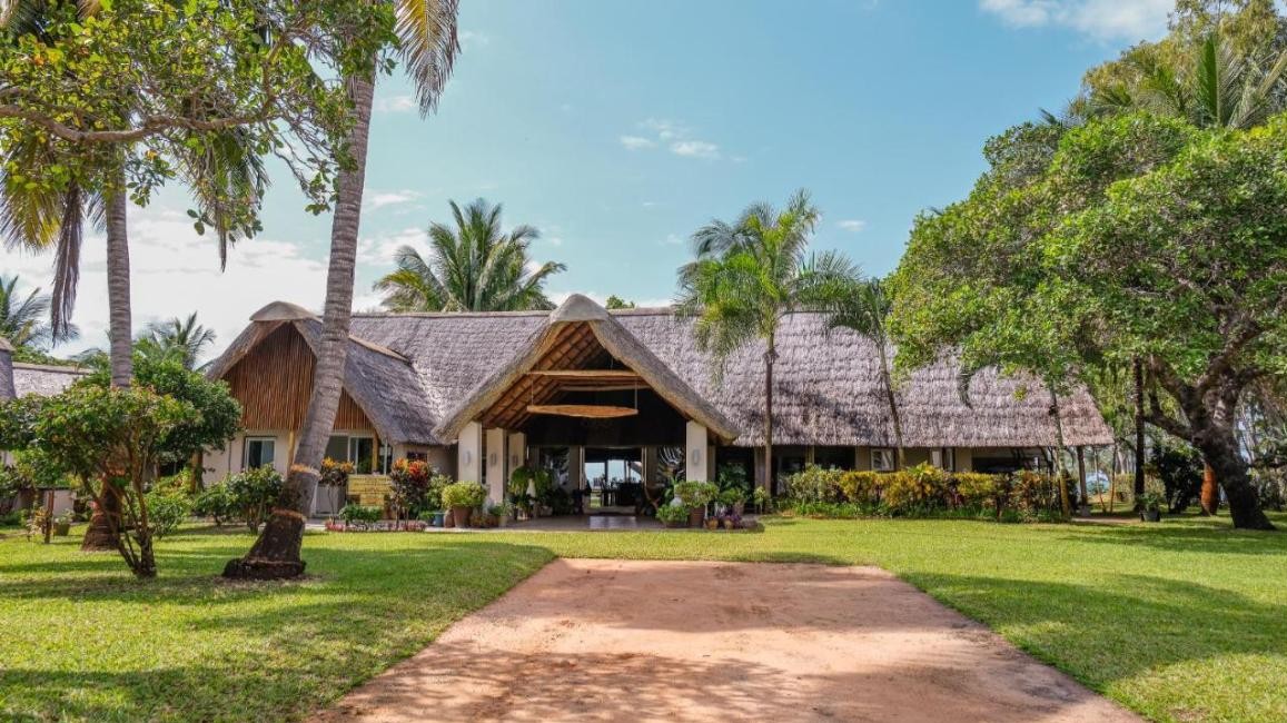 Bâtiment principal sous toit de chaume et jardins de Dreamcatcher Lodge, Inhassoro