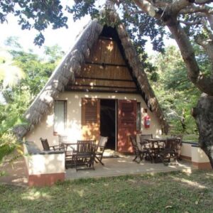 Chalet a forma di A con tetto di paglia e patio al Dugong Mozambique, Inhassoro