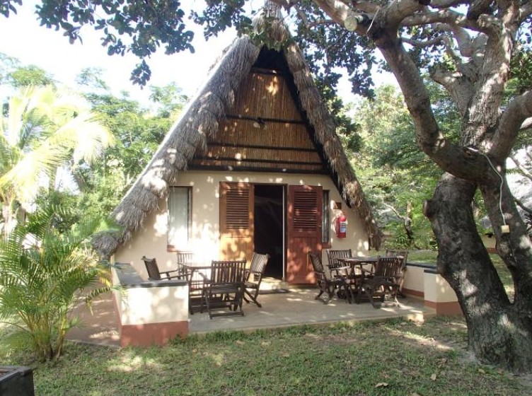 Chalet en A au toit de chaume avec patio au Dugong Mozambique, Inhassoro