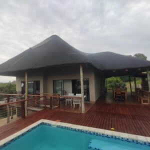 Лодж под соломенной крышей, настил и бассейн в Eden Village Lodge, Шиденгеле