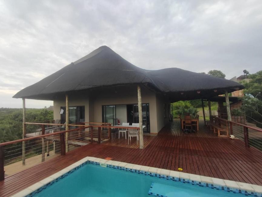 Lodge com cobertura de colmo, deck e piscina em Eden Village Lodge, Chidenguele
