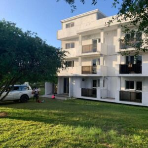 Многоэтажное здание Gim House с балконами снаружи, Bairro Comunal A, Понта-ду-Оуру, Мозамбик