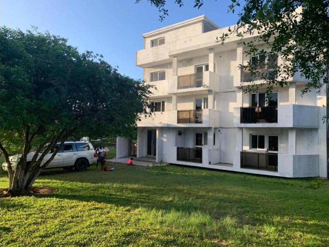 Многоэтажное здание Gim House с балконами снаружи, Bairro Comunal A, Понта-ду-Оуру, Мозамбик