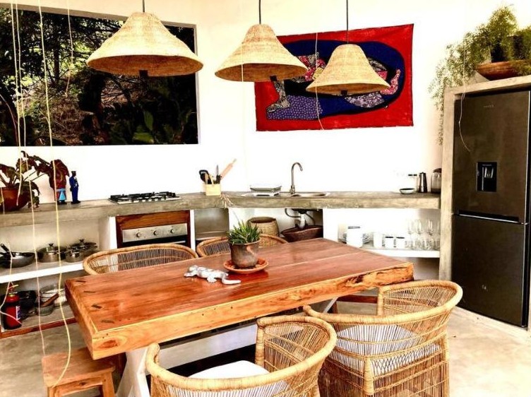 Кухня и обеденная зона в Hakha Beach House, Tofinho
