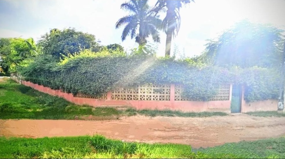 Muro di cinta e cancello d'ingresso dell'Hostel Pensao Ya Mute in Rua Dar Es-Salaam, Chimoio, Mozambico