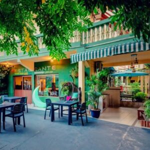 莫桑比克伊尼扬巴内Hotel Bom Amigo的庭院餐厅与露台