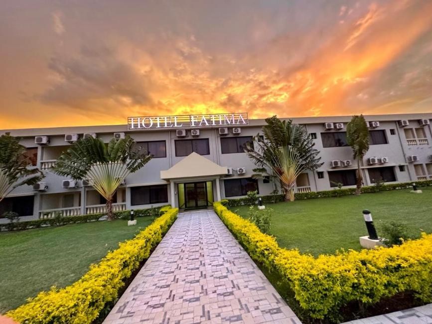 太特Hotel Fatima的外观与入口花园