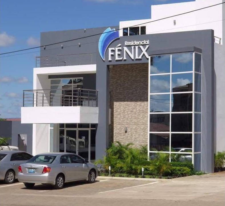 Esterno dell'edificio dell'Hotel Fenix (Residencial Fenix) in Rua FPLM a Nampula, in Mozambico