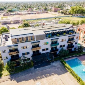 Vue aérienne de la façade de l'Hotel Lunamar et de sa piscine extérieure, Avenida Martires da Revolucao, Beira, Mozambique