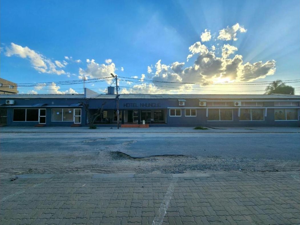 Фасад придорожного отеля Hotel Nhungue с вывеской на трассе N7, Тете, Мозамбик