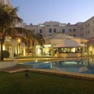 Двор с бассейном в Hotel VIP Grand Maputo