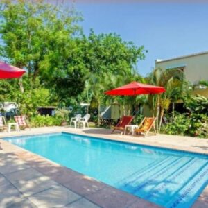 Ilha Azul: piscina privada e jardim frondoso com espreguiçadeiras, Ponta do Ouro, Moçambique