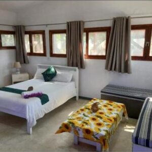 Chambre spacieuse avec fenêtres à encadrement en bois à Joao's Place, Rua do Hospital, Vila Praia do Bilene, Mozambique