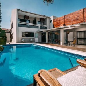 Piscina e casa de hóspedes em Joli Guesthouse, Maputo