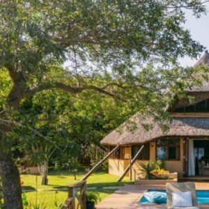 Villa au toit de chaume et piscine à Kanyaka Lodge, île d'Inhaca