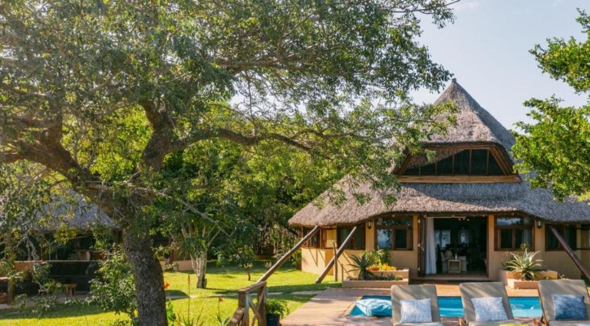 Strohgedeckte Villa und Pool, Kanyaka Lodge, Insel Inhaca
