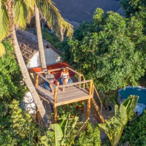 莫桑比克托福Kitesurf Tofo House的树屋平台与泳池