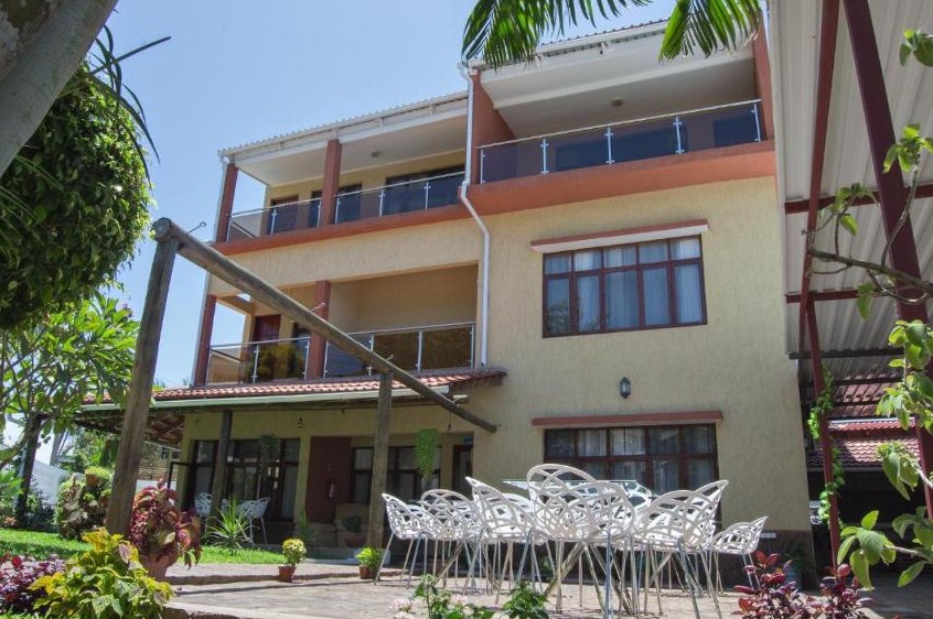 Façade et terrasse-jardin du Kutenga Guest House, Sommerschield, Maputo