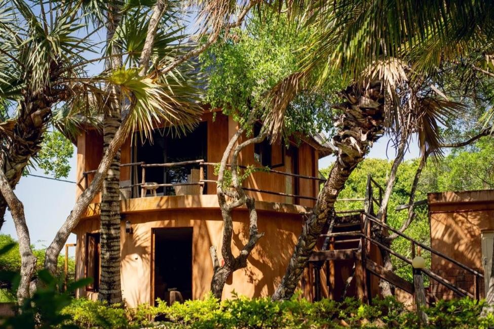 Chalet à étage parmi les palmiers à Lagoon Bay Chidenguele