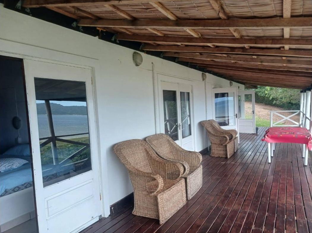 Alpendre com vista para a lagoa no Laguna Camp, Bilene